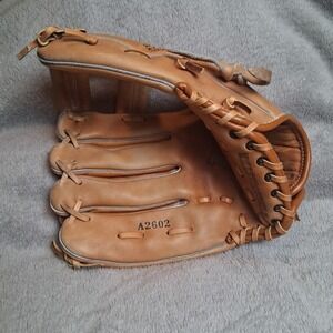 Wilson A2602 Fieldmaster Baseball Glove LHT Brown Fits On RH Grip Tite Pocket